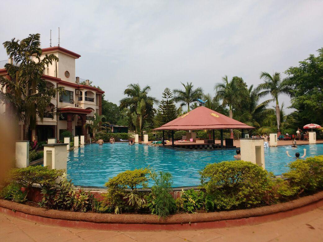Ocean Waves Sun Baga Hotel Екстериор снимка